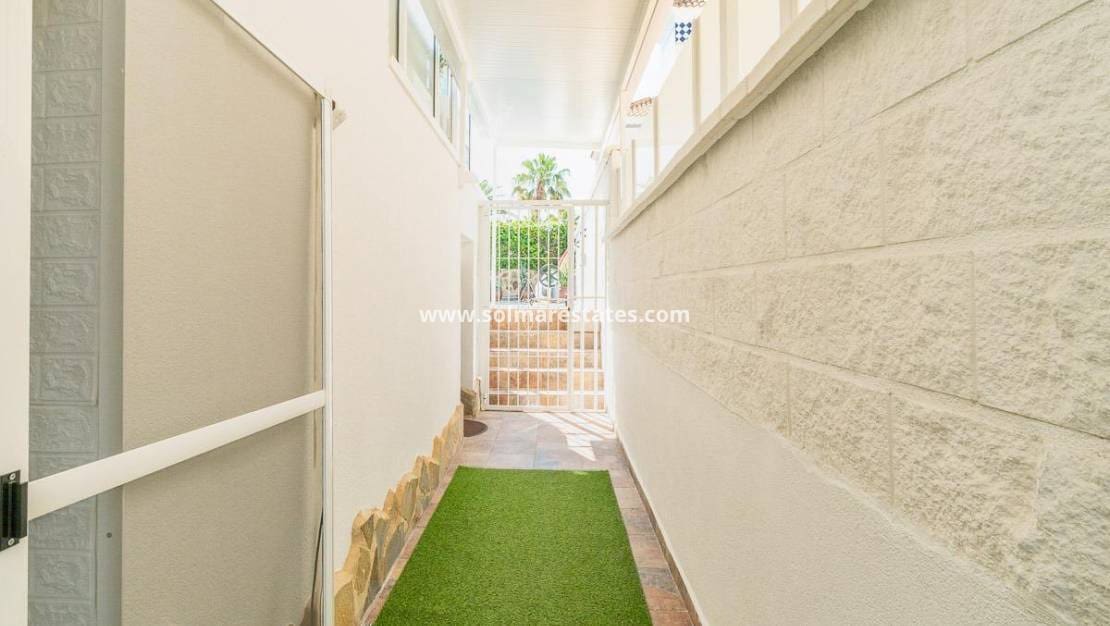 4 Zimmer Villa zu verkaufen in Villamartin mit Pool - 365.000 € (Ref: 9928478)