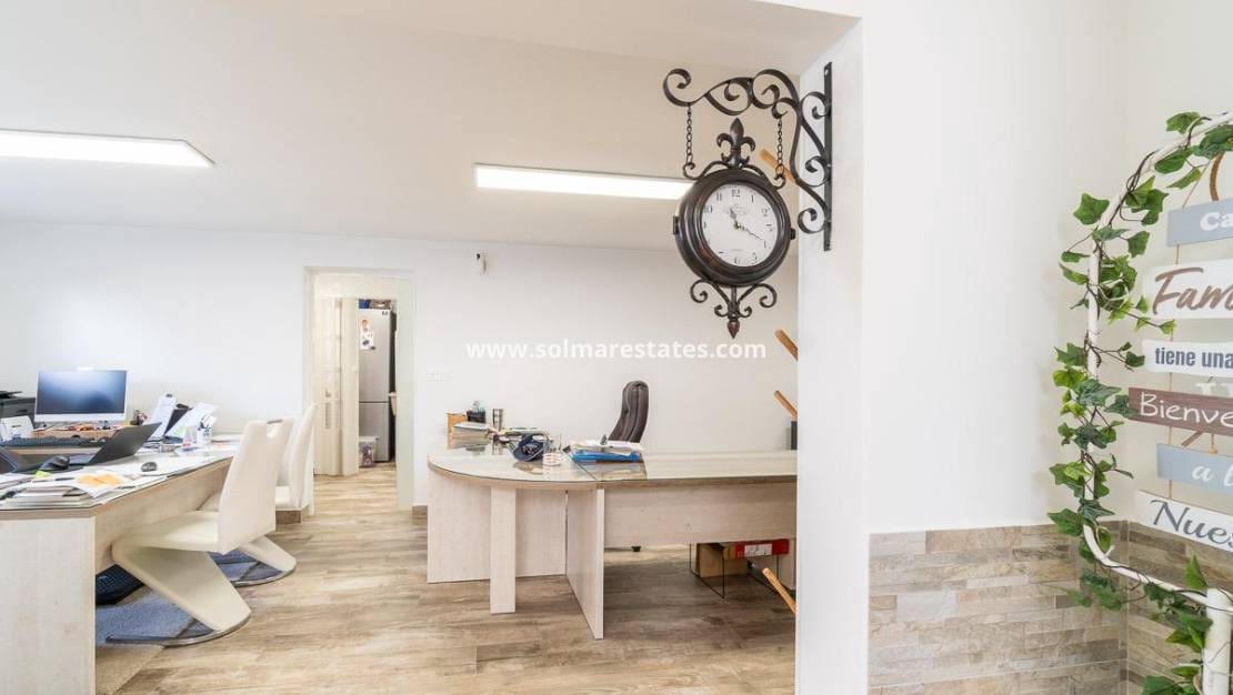 4 Zimmer Villa zu verkaufen in Villamartin mit Pool - 365.000 € (Ref: 9928478)