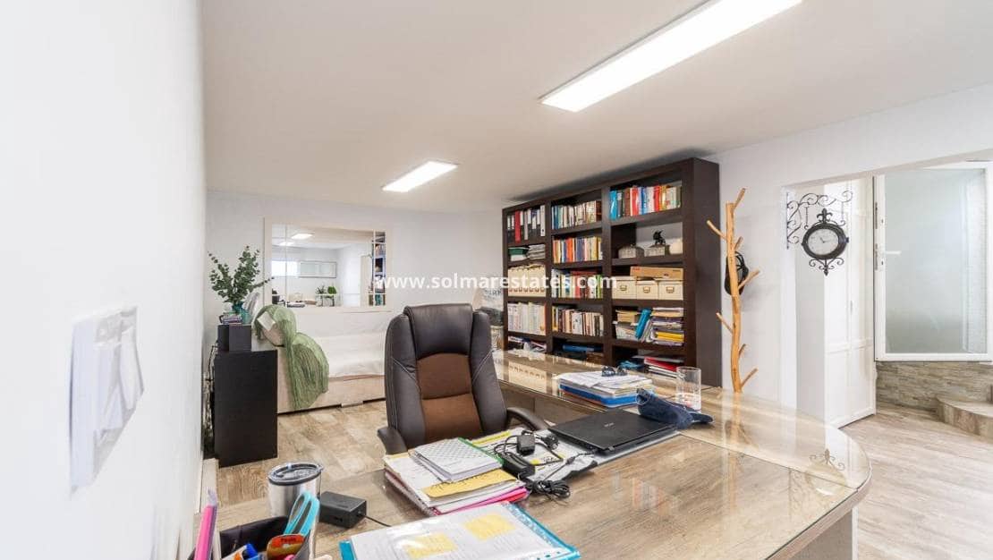 4 Zimmer Villa zu verkaufen in Villamartin mit Pool - 365.000 € (Ref: 9928478)
