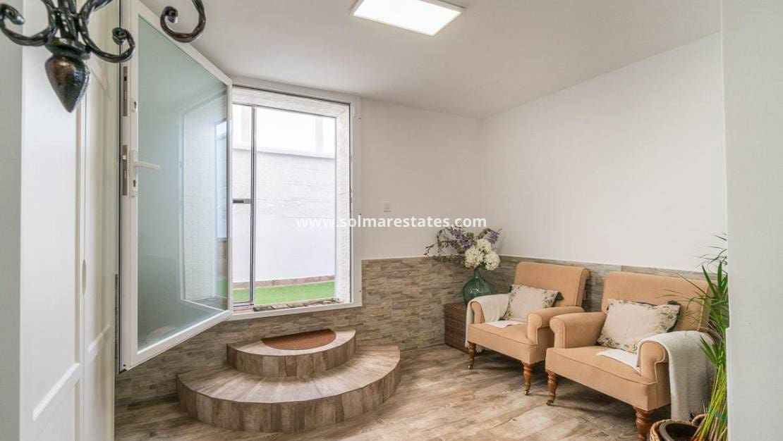 4 Zimmer Villa zu verkaufen in Villamartin mit Pool - 365.000 € (Ref: 9928478)
