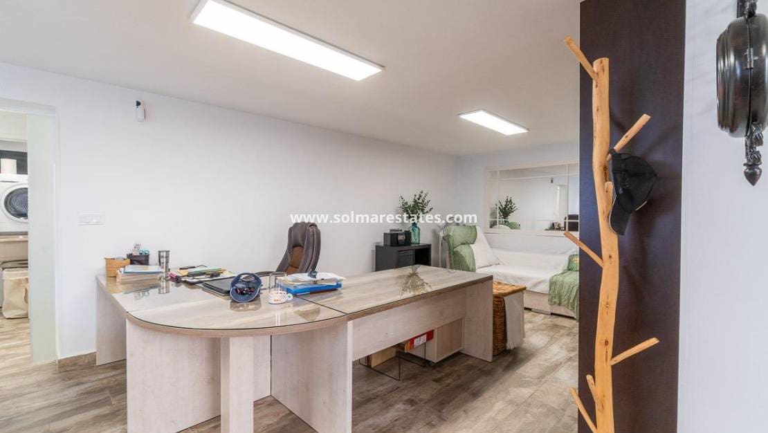 4 Zimmer Villa zu verkaufen in Villamartin mit Pool - 365.000 € (Ref: 9928478)