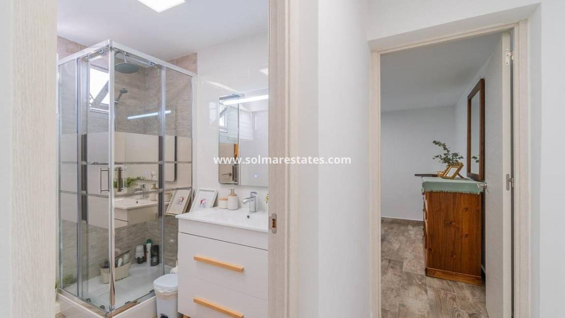 4 Zimmer Villa zu verkaufen in Villamartin mit Pool - 365.000 € (Ref: 9928478)
