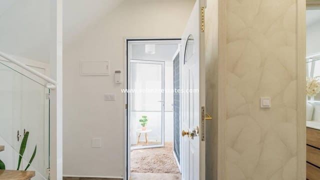 4 makuuhuone Huvila myytävänä paikassa Villamartin, Orihuela mukana uima-altaan - 365 000 € (Ref: 9928478)