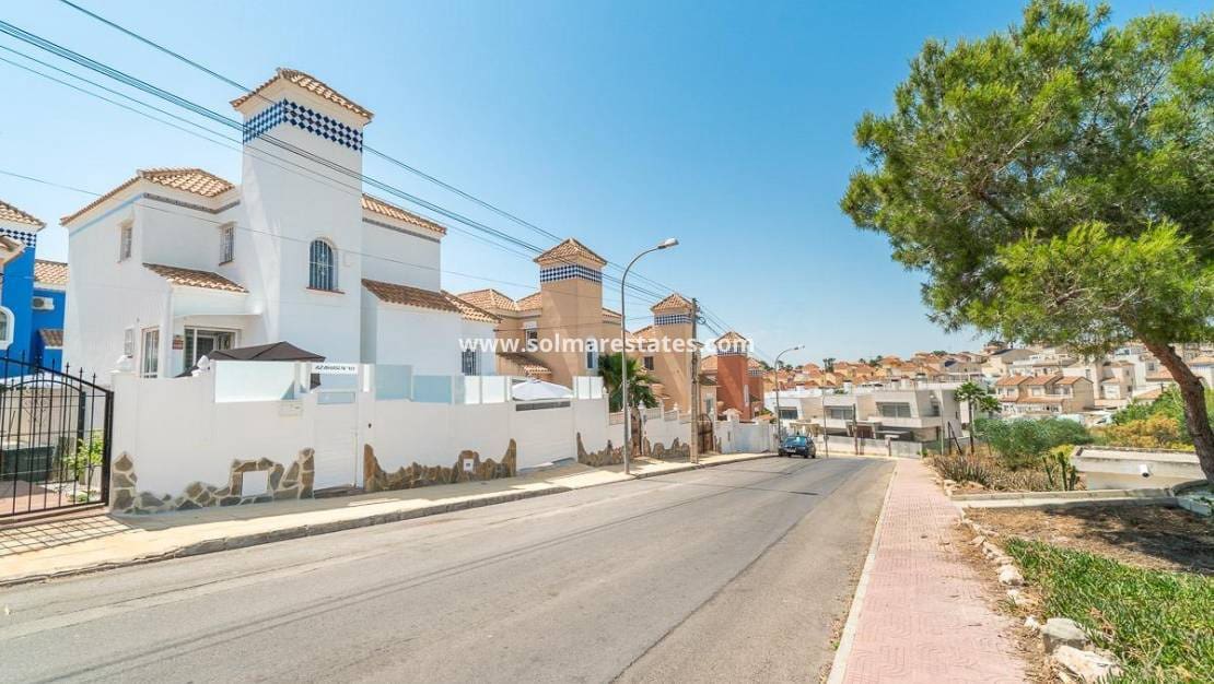 4 Zimmer Villa zu verkaufen in Villamartin mit Pool - 365.000 € (Ref: 9928478)
