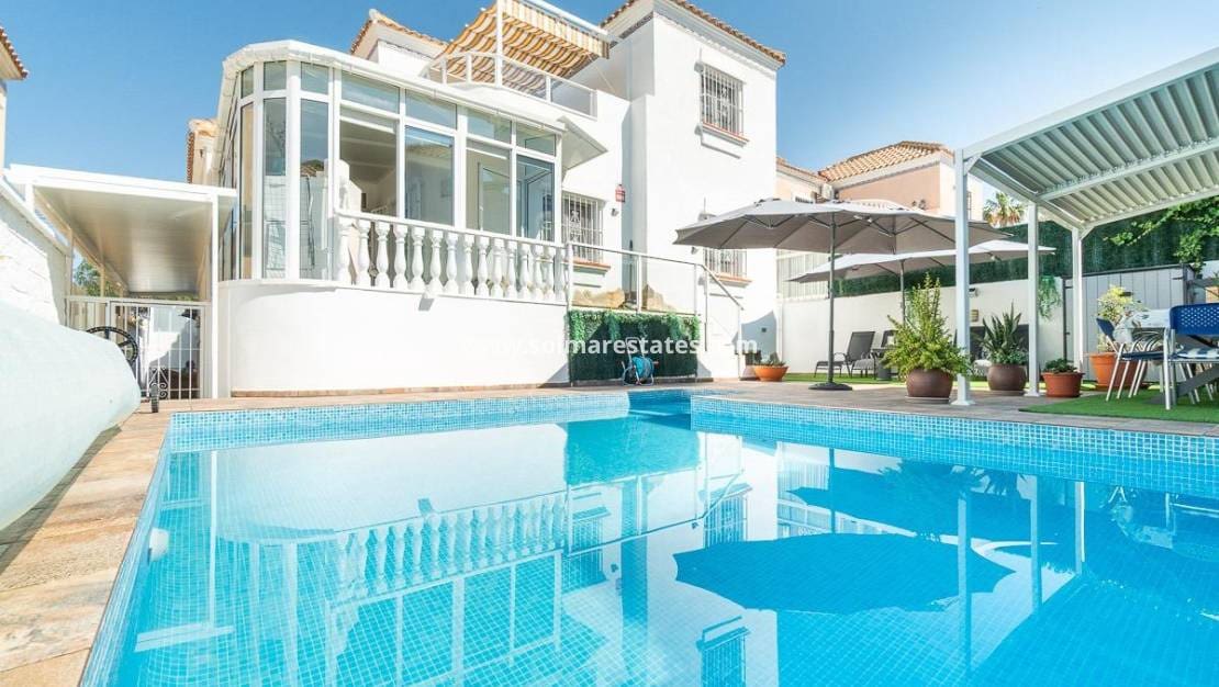 4 Zimmer Villa zu verkaufen in Villamartin mit Pool - 365.000 € (Ref: 9928478)