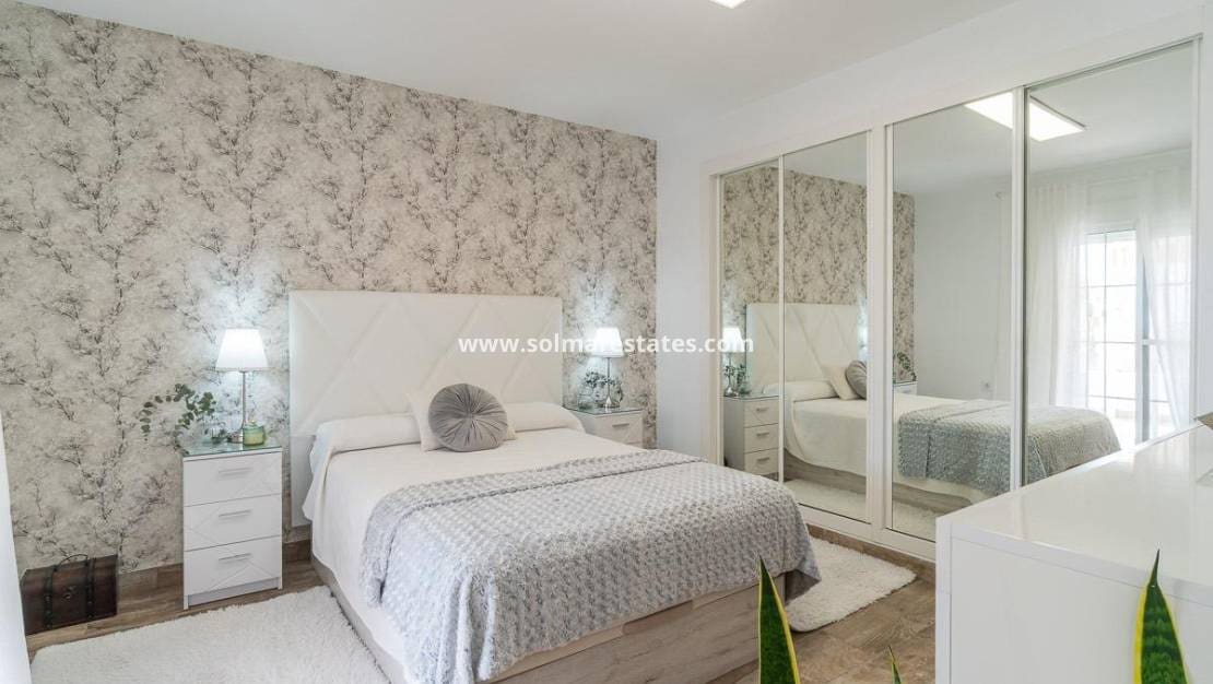 4 Zimmer Villa zu verkaufen in Villamartin mit Pool - 365.000 € (Ref: 9928478)