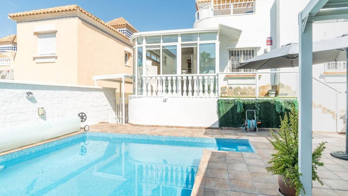 4 Zimmer Villa zu verkaufen in Villamartin mit Pool - 365.000 € (Ref: 9928478)