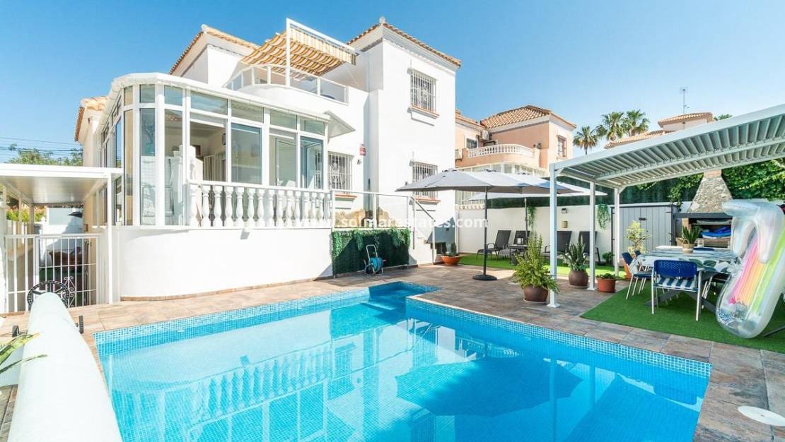 4 Zimmer Villa zu verkaufen in Villamartin mit Pool - 365.000 € (Ref: 9928478)