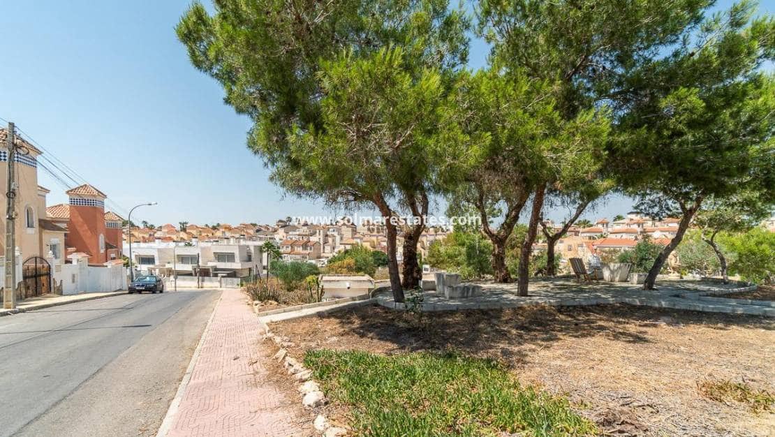 4 Zimmer Villa zu verkaufen in Villamartin mit Pool - 365.000 € (Ref: 9928478)