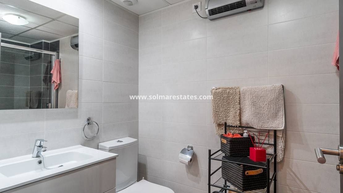2 bedroom Apartment for sale in Villamartin with pool - € 220,000 (Ref: 9938510)