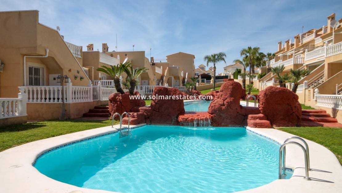 4 soveværelse Byhus til salg i Villamartin med swimmingpool - € 269.000 (Ref: 9938513)