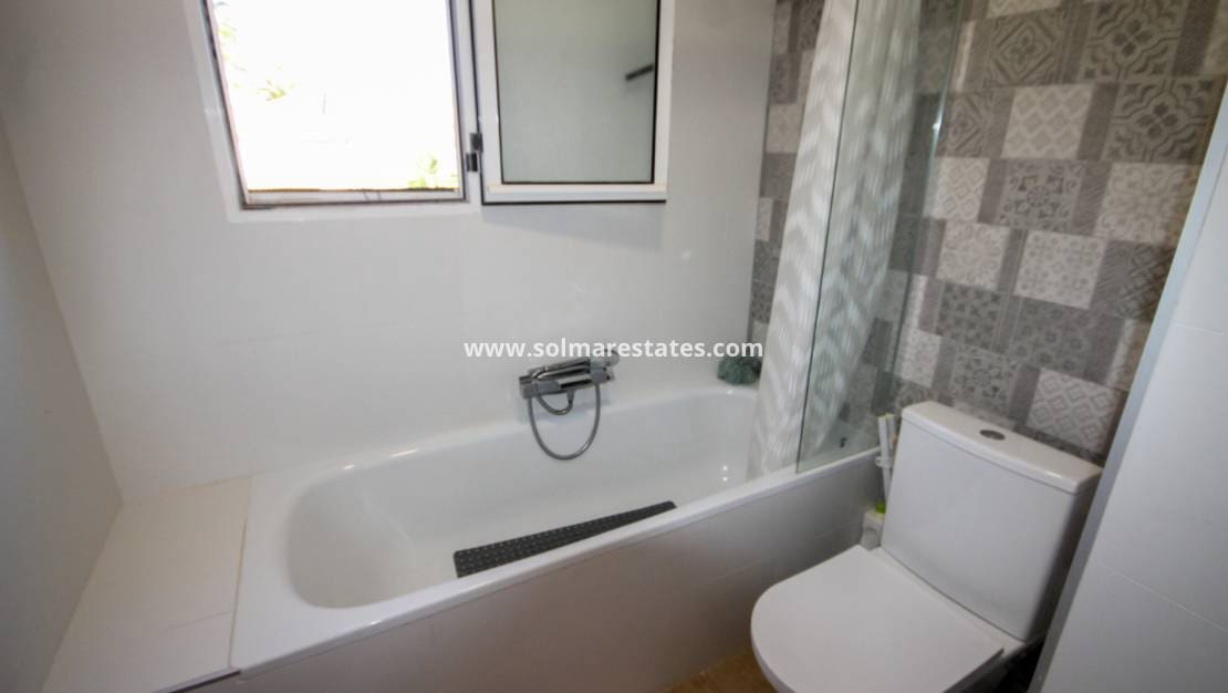 3 Zimmer Villa zu verkaufen in Villamartin mit Pool - 399.950 € (Ref: 9938514)