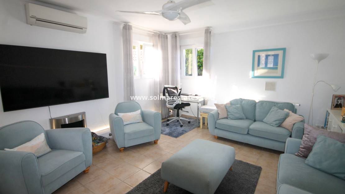 3 Zimmer Villa zu verkaufen in Villamartin mit Pool - 399.950 € (Ref: 9938514)