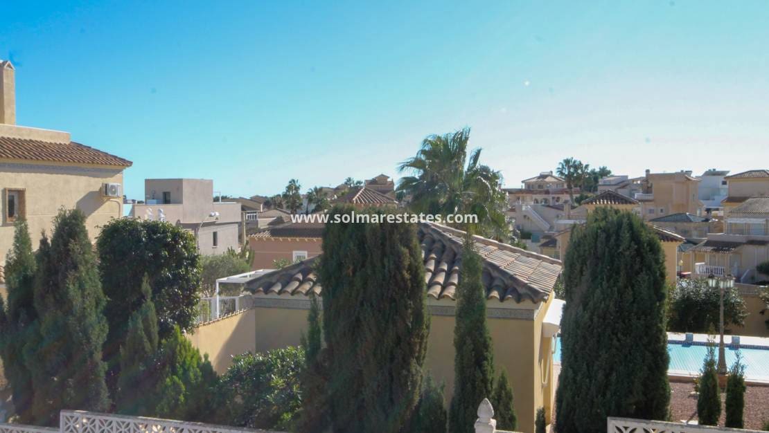3 Zimmer Villa zu verkaufen in Villamartin mit Pool - 399.950 € (Ref: 9938514)