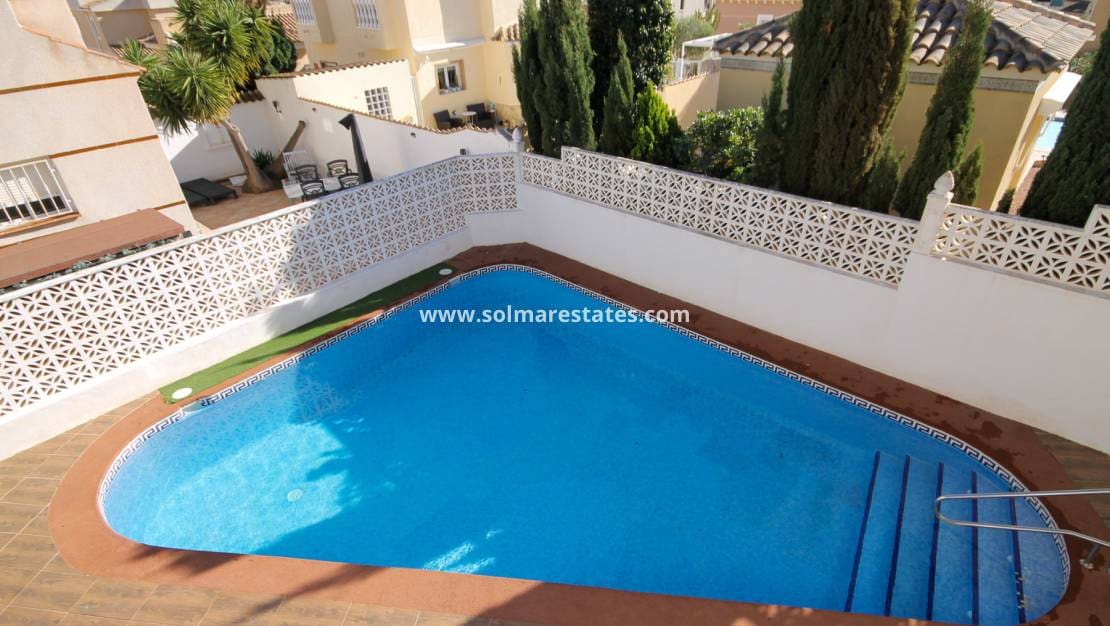 3 Zimmer Villa zu verkaufen in Villamartin mit Pool - 399.950 € (Ref: 9938514)