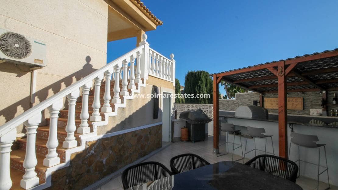 3 Zimmer Villa zu verkaufen in Villamartin mit Pool - 399.950 € (Ref: 9938514)