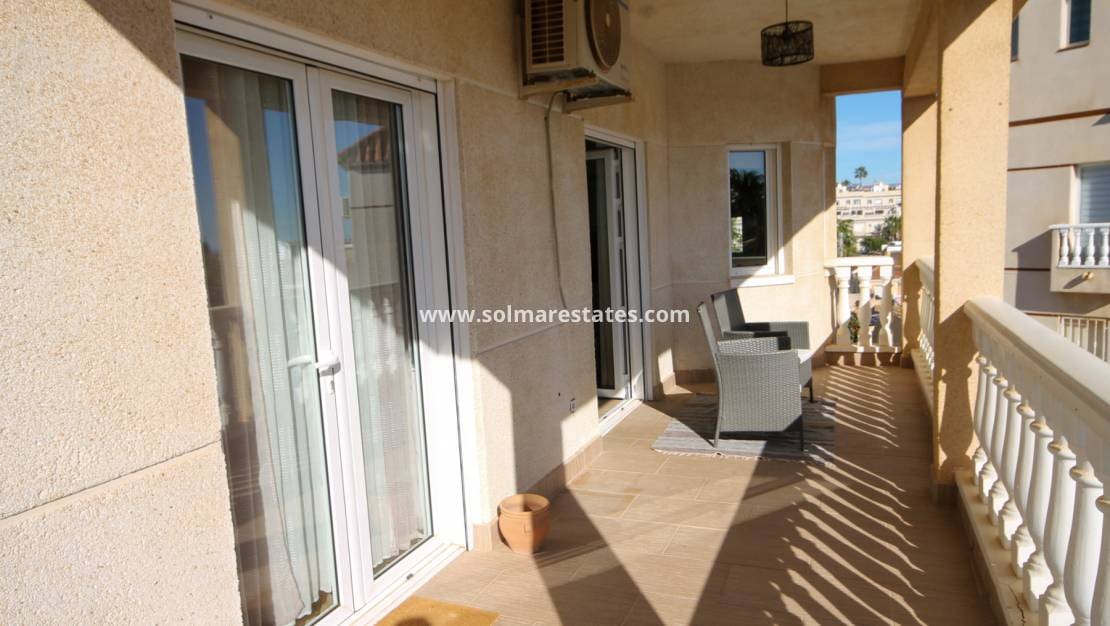 3 Zimmer Villa zu verkaufen in Villamartin mit Pool - 399.950 € (Ref: 9938514)