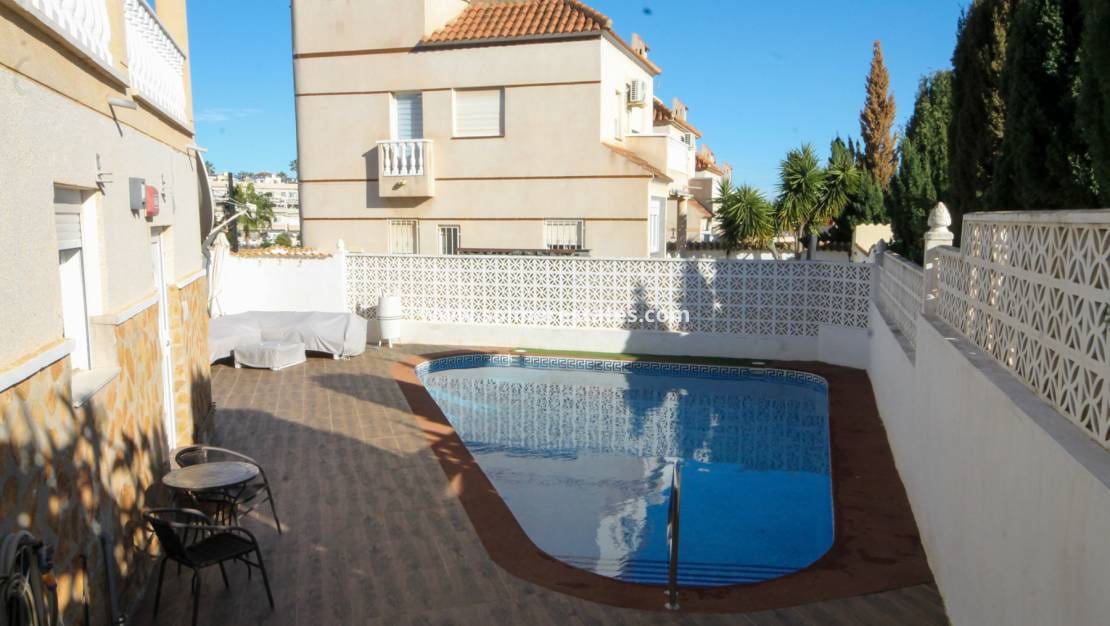 3 Zimmer Villa zu verkaufen in Villamartin mit Pool - 399.950 € (Ref: 9938514)