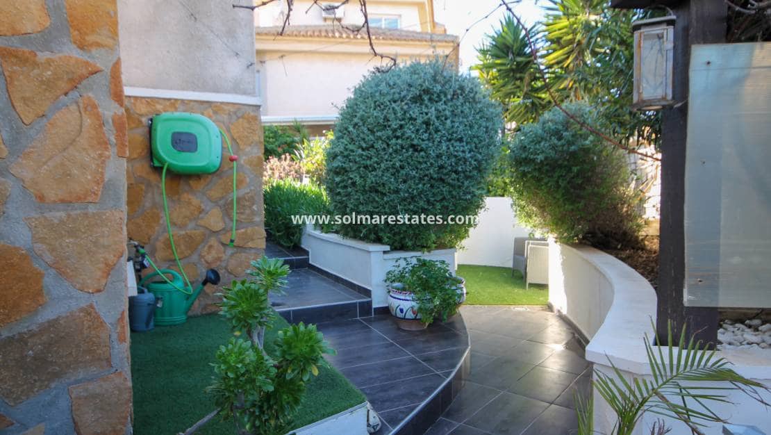 3 Zimmer Villa zu verkaufen in Villamartin mit Pool - 399.950 € (Ref: 9938514)