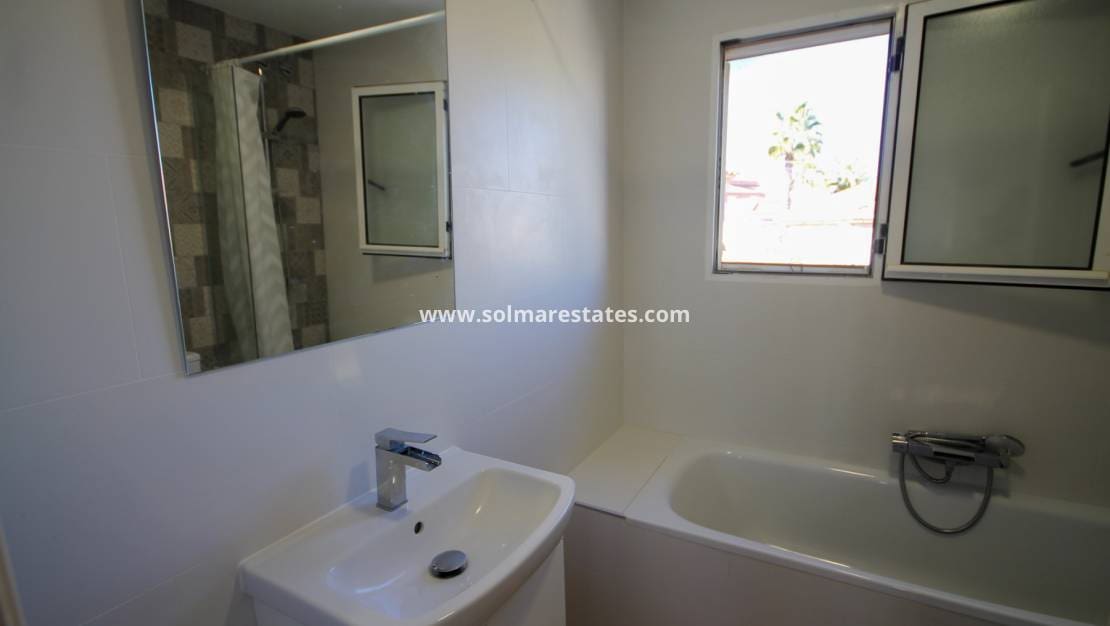 3 Zimmer Villa zu verkaufen in Villamartin mit Pool - 399.950 € (Ref: 9938514)