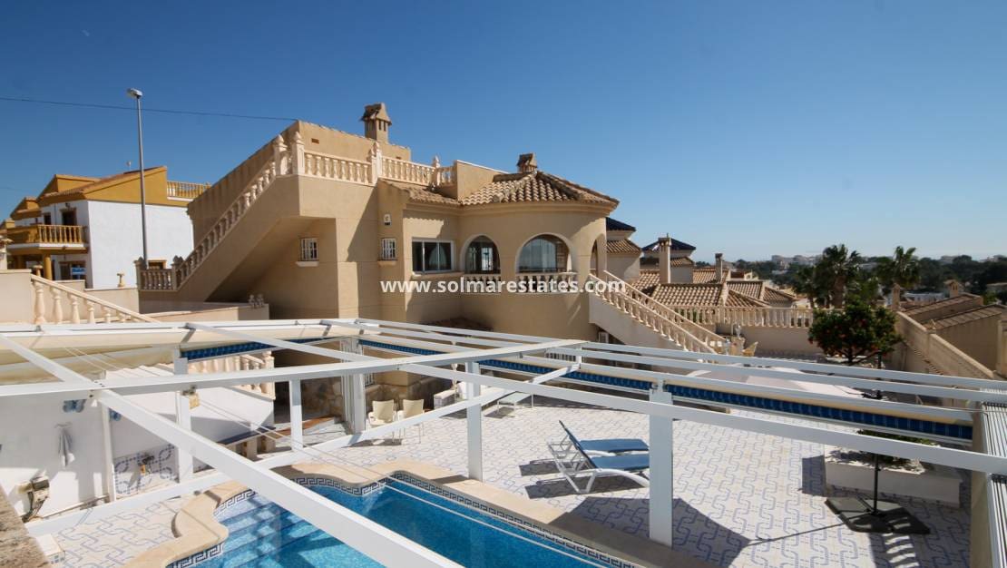 4 quarto Moradia para venda em Villamartin com piscina - 490 000 € (Ref: 9938516)