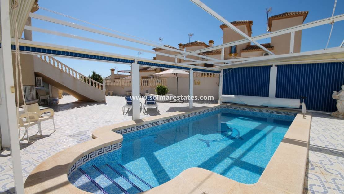 4 quarto Moradia para venda em Villamartin com piscina - 490 000 € (Ref: 9938516)