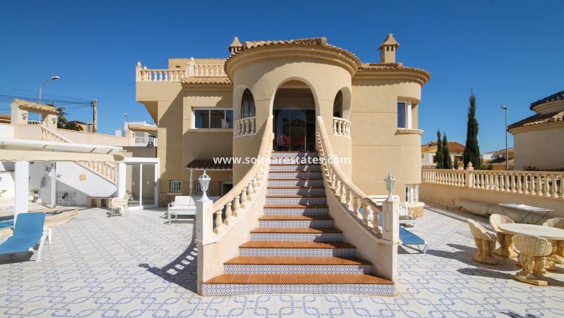 4 quarto Moradia para venda em Villamartin com piscina - 490 000 € (Ref: 9938516)