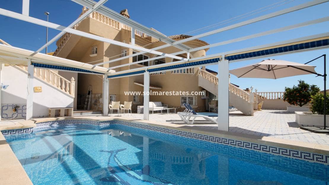 4 quarto Moradia para venda em Villamartin com piscina - 490 000 € (Ref: 9938516)