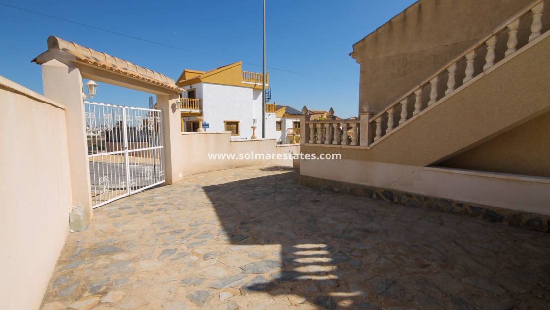 4 quarto Moradia para venda em Villamartin com piscina - 490 000 € (Ref: 9938516)