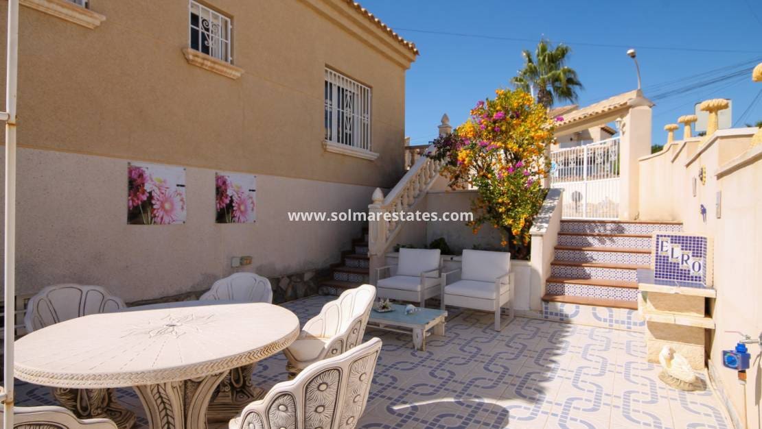 4 quarto Moradia para venda em Villamartin com piscina - 490 000 € (Ref: 9938516)