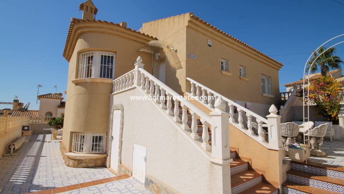 4 quarto Moradia para venda em Villamartin com piscina - 490 000 € (Ref: 9938516)
