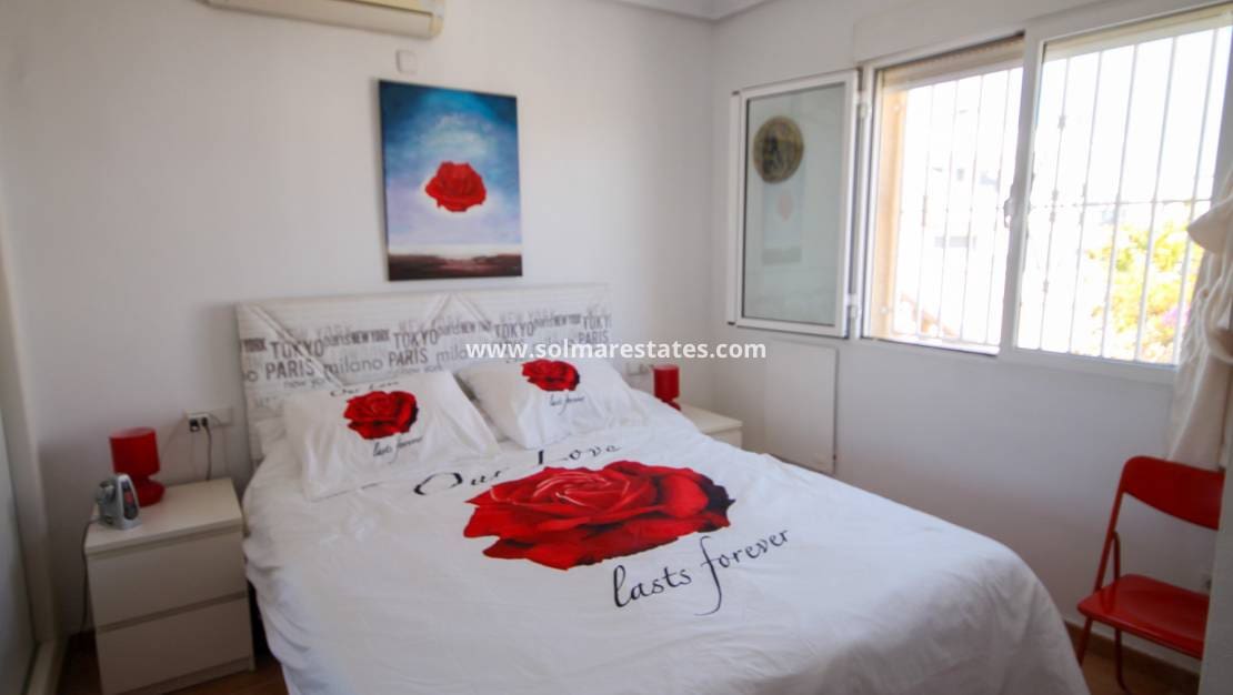 4 quarto Moradia para venda em Villamartin com piscina - 490 000 € (Ref: 9938516)