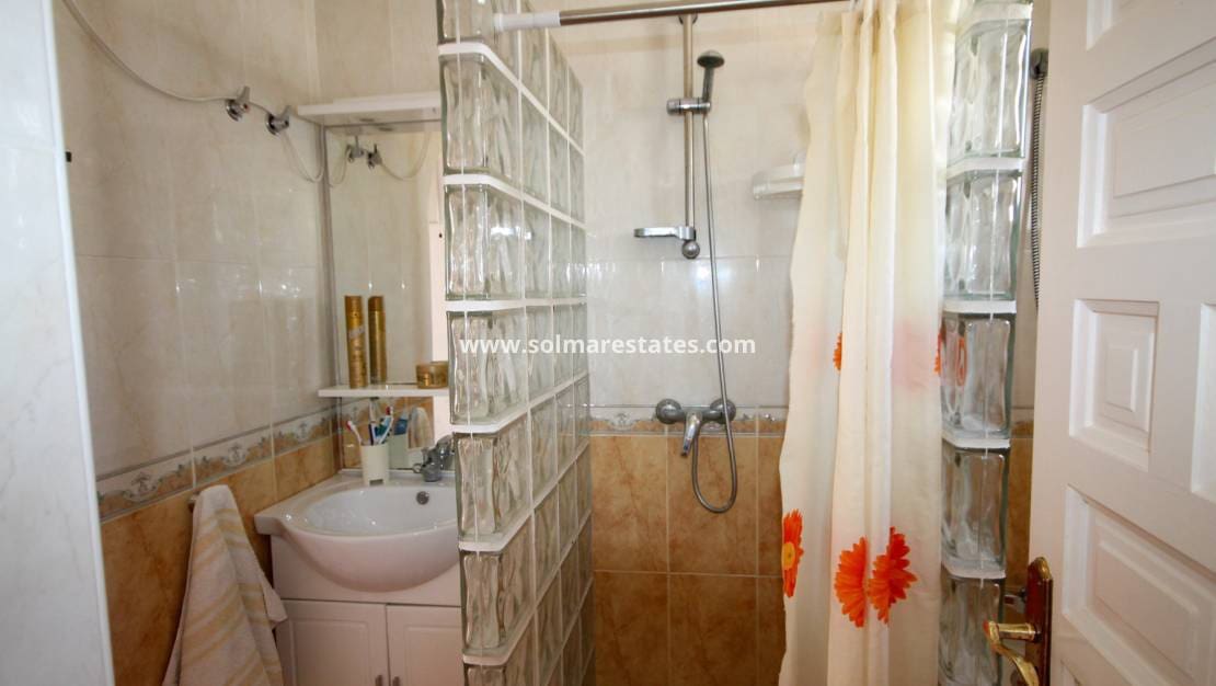 4 quarto Moradia para venda em Villamartin com piscina - 490 000 € (Ref: 9938516)