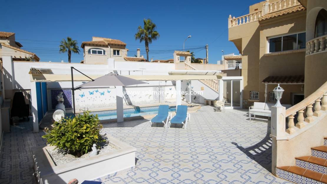 4 quarto Moradia para venda em Villamartin com piscina - 490 000 € (Ref: 9938516)