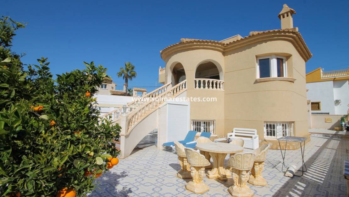 4 quarto Moradia para venda em Villamartin com piscina - 490 000 € (Ref: 9938516)