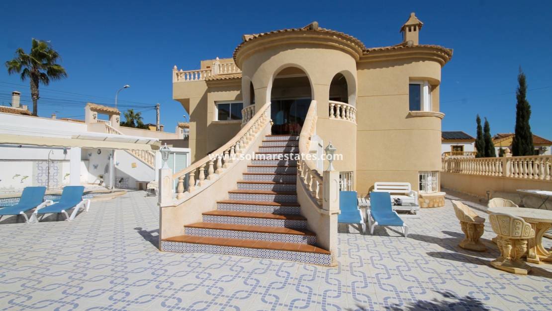 4 quarto Moradia para venda em Villamartin com piscina - 490 000 € (Ref: 9938516)