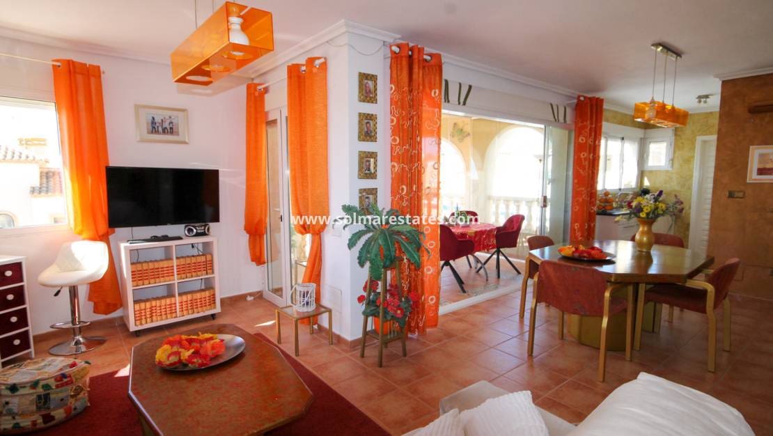 4 quarto Moradia para venda em Villamartin com piscina - 490 000 € (Ref: 9938516)