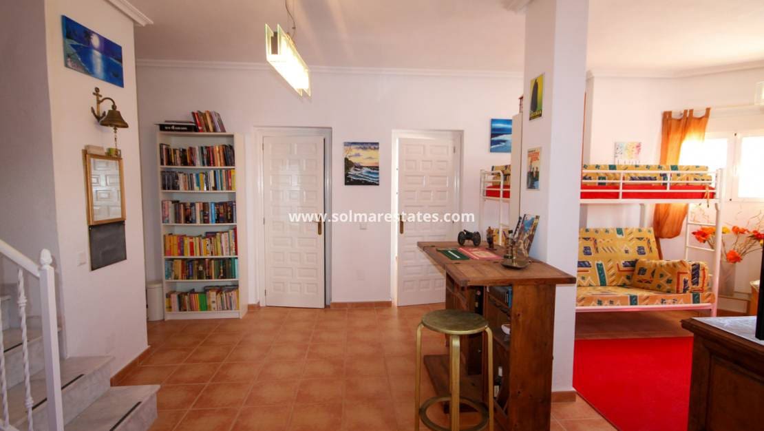 4 quarto Moradia para venda em Villamartin com piscina - 490 000 € (Ref: 9938516)