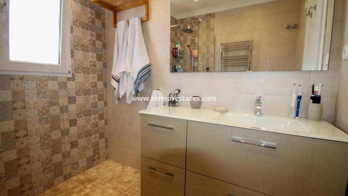 Pareado de 3 habitaciones en Villamartin en venta con piscina - 247.500 € (Ref: 9938517)
