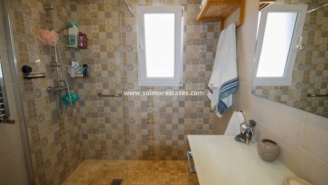 Pareado de 3 habitaciones en Villamartin en venta con piscina - 247.500 € (Ref: 9938517)
