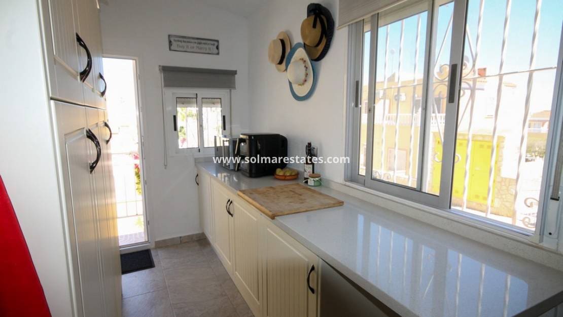 Pareado de 3 habitaciones en Villamartin en venta con piscina - 247.500 € (Ref: 9938517)