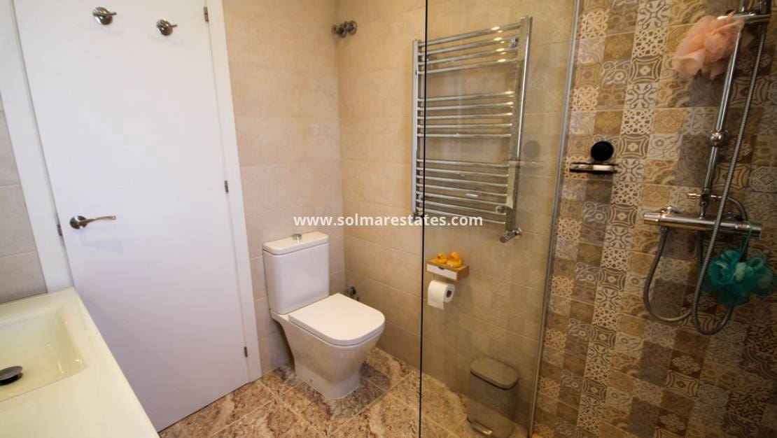 Pareado de 3 habitaciones en Villamartin en venta con piscina - 247.500 € (Ref: 9938517)