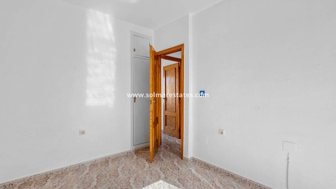 3 slaapkamer Huis te koop in Villamartin met zwembad - € 189.000 (Ref: 9938885)