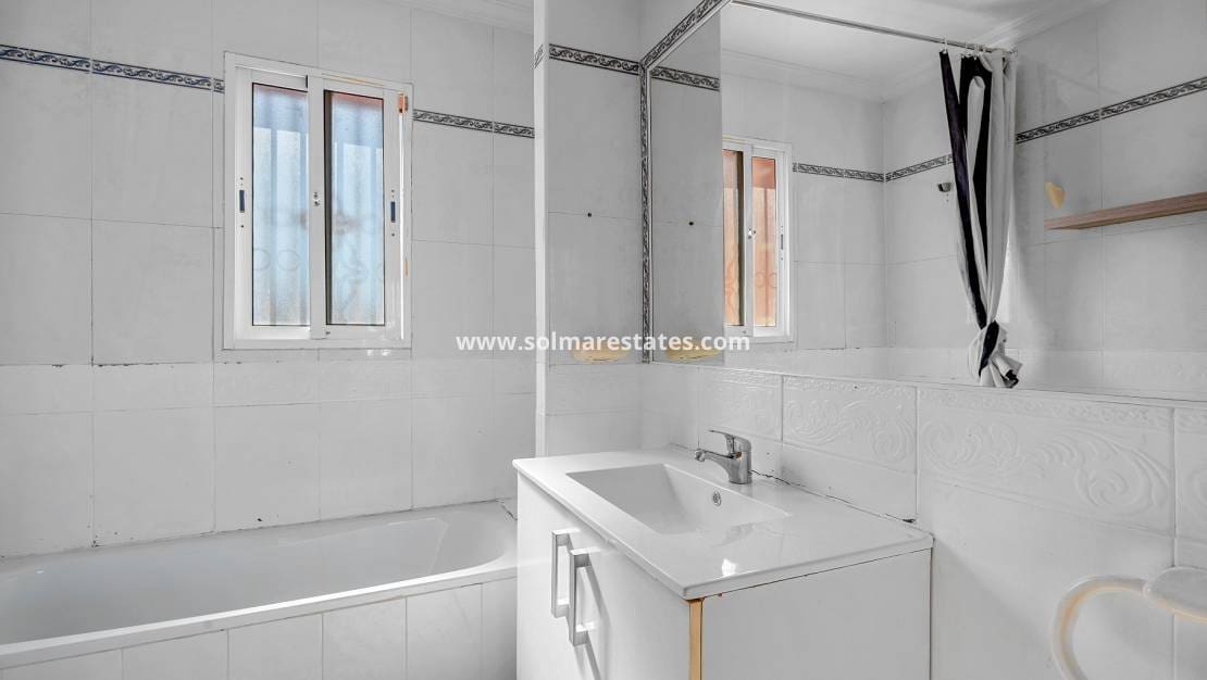 3 slaapkamer Huis te koop in Villamartin met zwembad - € 189.000 (Ref: 9938885)