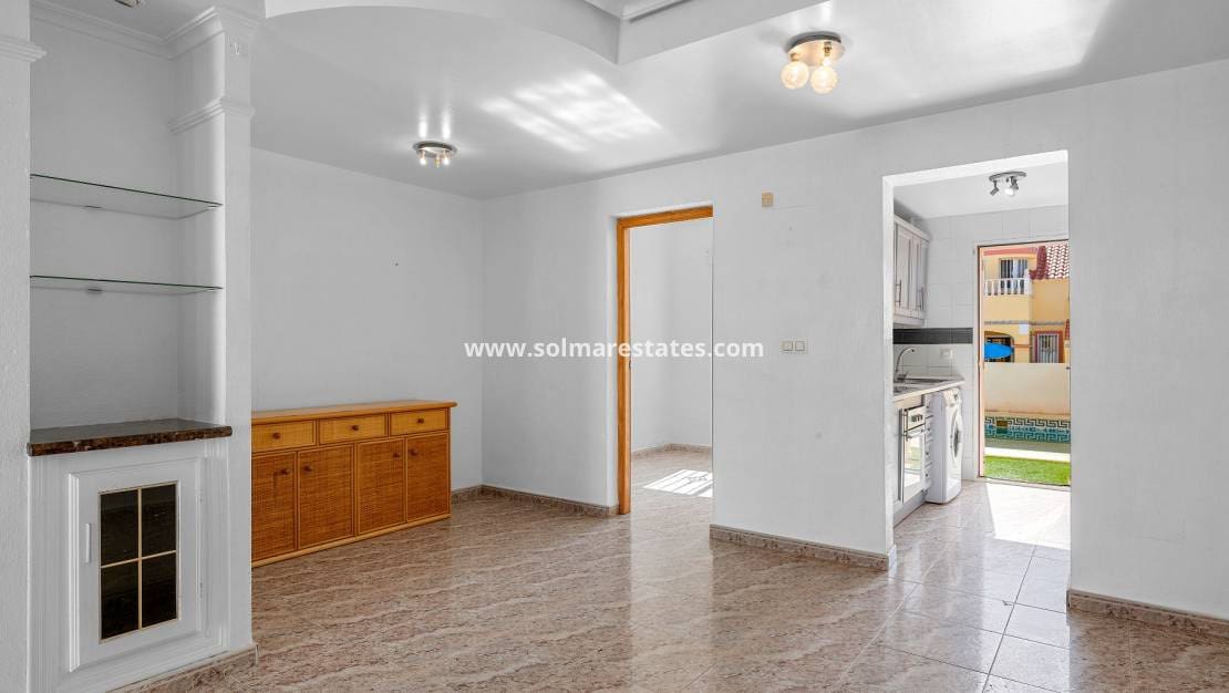 3 slaapkamer Huis te koop in Villamartin met zwembad - € 189.000 (Ref: 9938885)