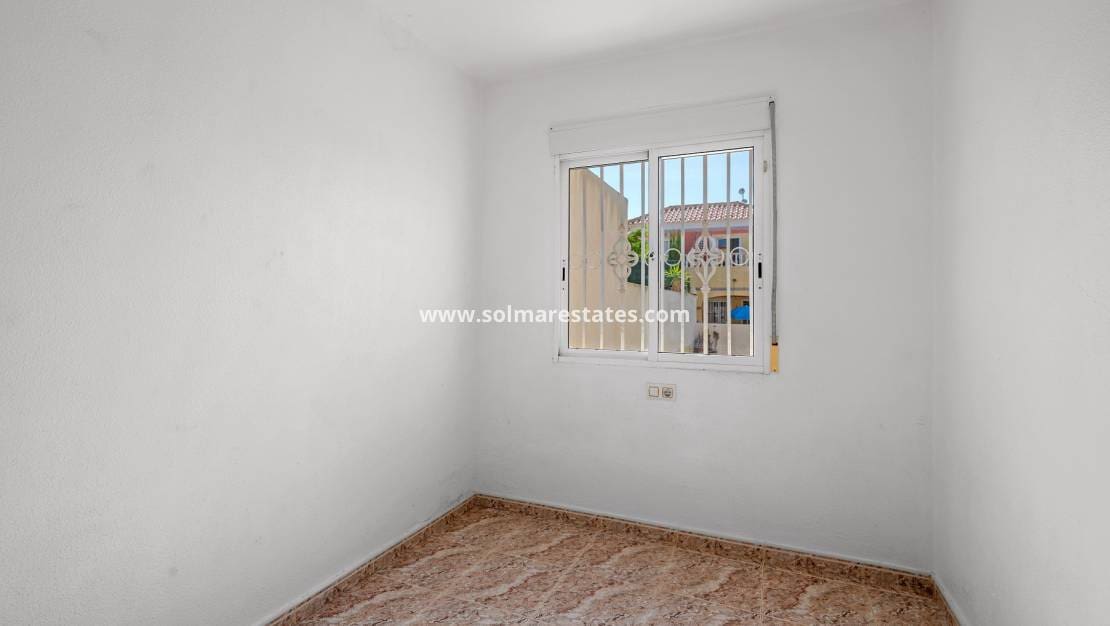 3 slaapkamer Huis te koop in Villamartin met zwembad - € 189.000 (Ref: 9938885)