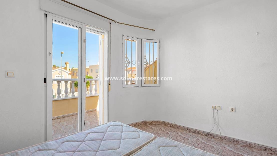 3 slaapkamer Huis te koop in Villamartin met zwembad - € 189.000 (Ref: 9938885)