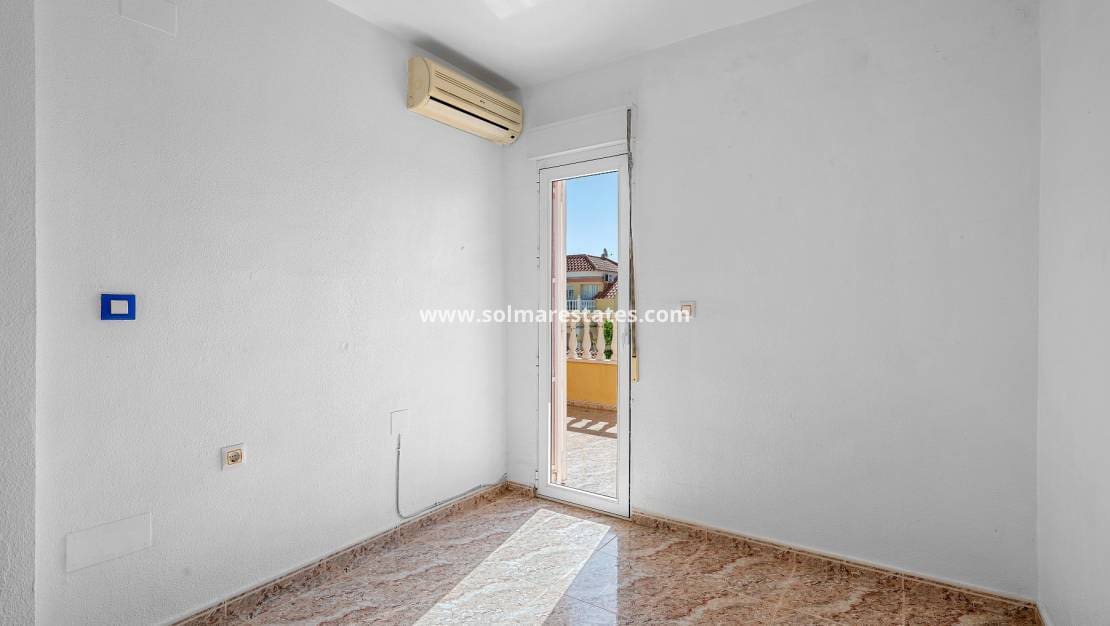3 slaapkamer Huis te koop in Villamartin met zwembad - € 189.000 (Ref: 9938885)