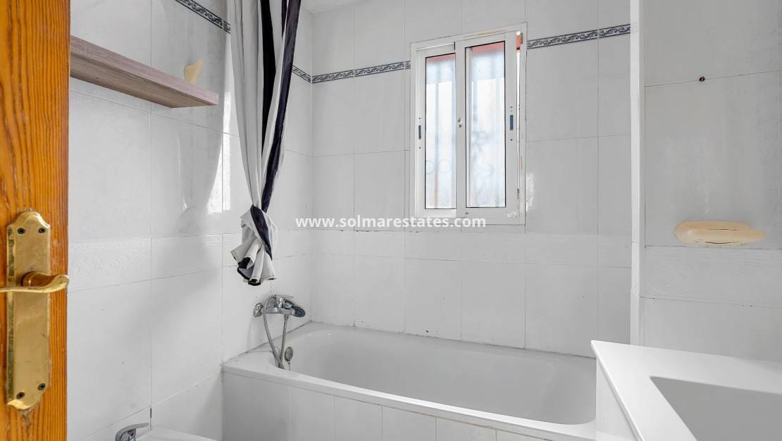 3 slaapkamer Huis te koop in Villamartin met zwembad - € 189.000 (Ref: 9938885)