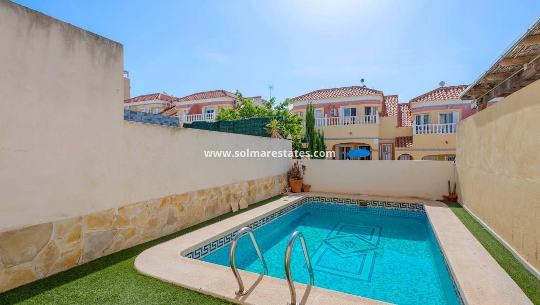 3 slaapkamer Huis te koop in Villamartin met zwembad - € 189.000 (Ref: 9938885)